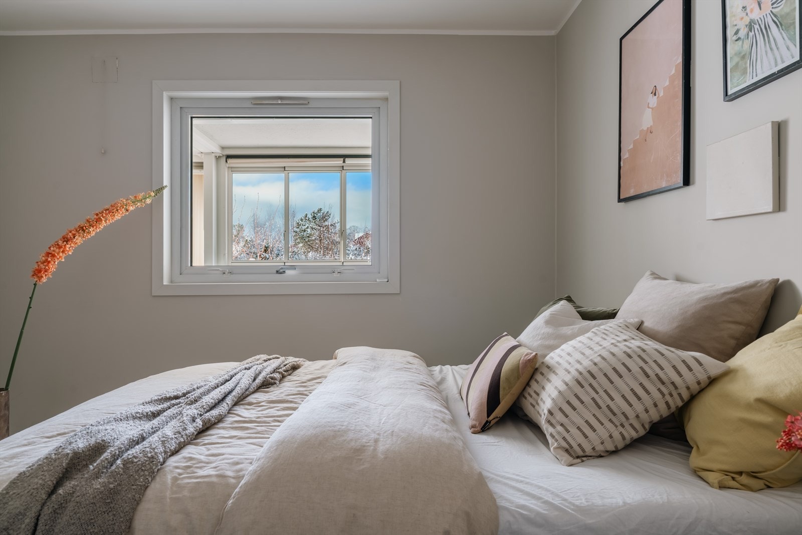 Behagelig sikt fra vinduet, og godt med naturlig lysinnslipp Galleribilde