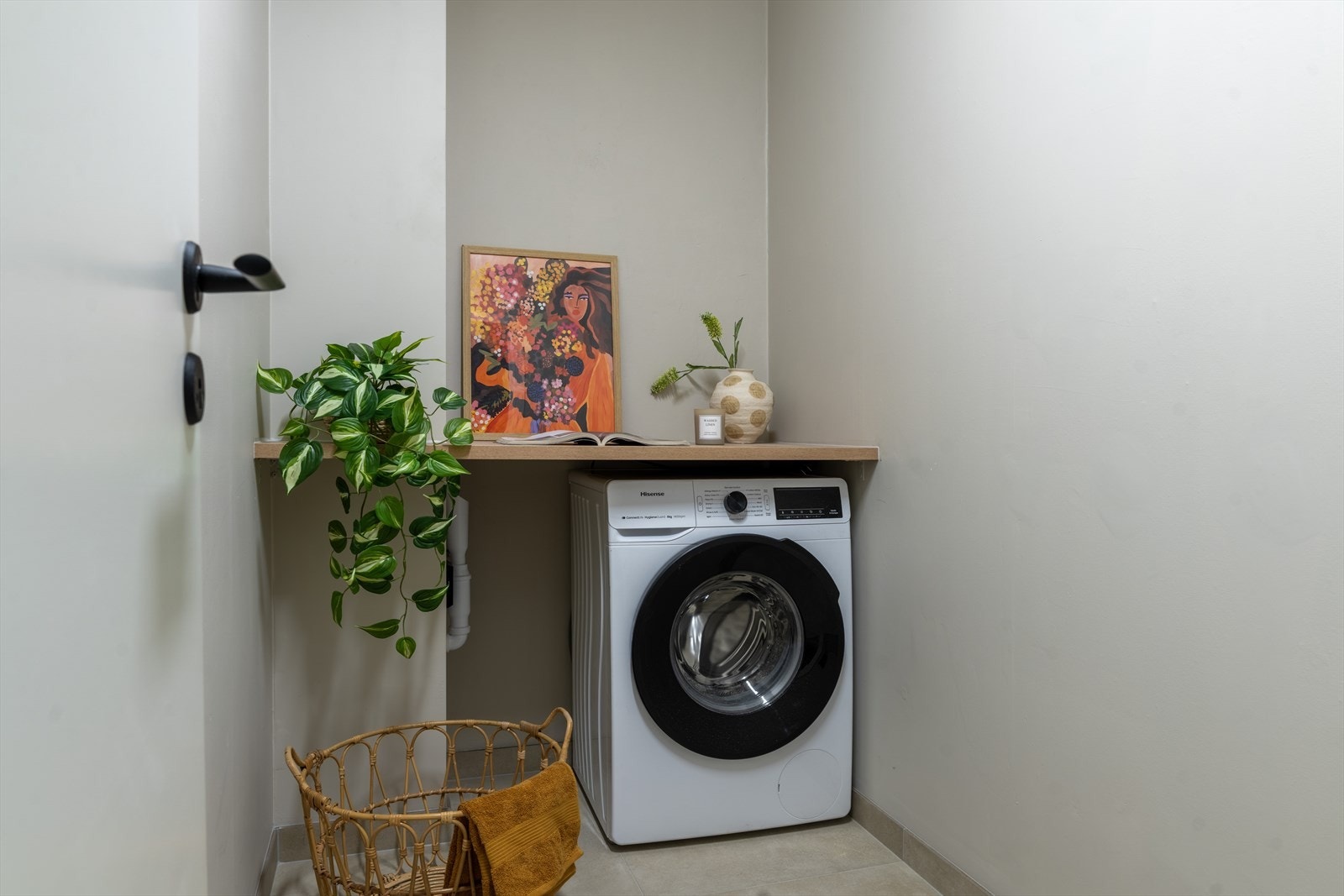 Her får du også bekvemmeligheten av et eget dedikert vaskerom. Helfliset gulv. Galleribilde