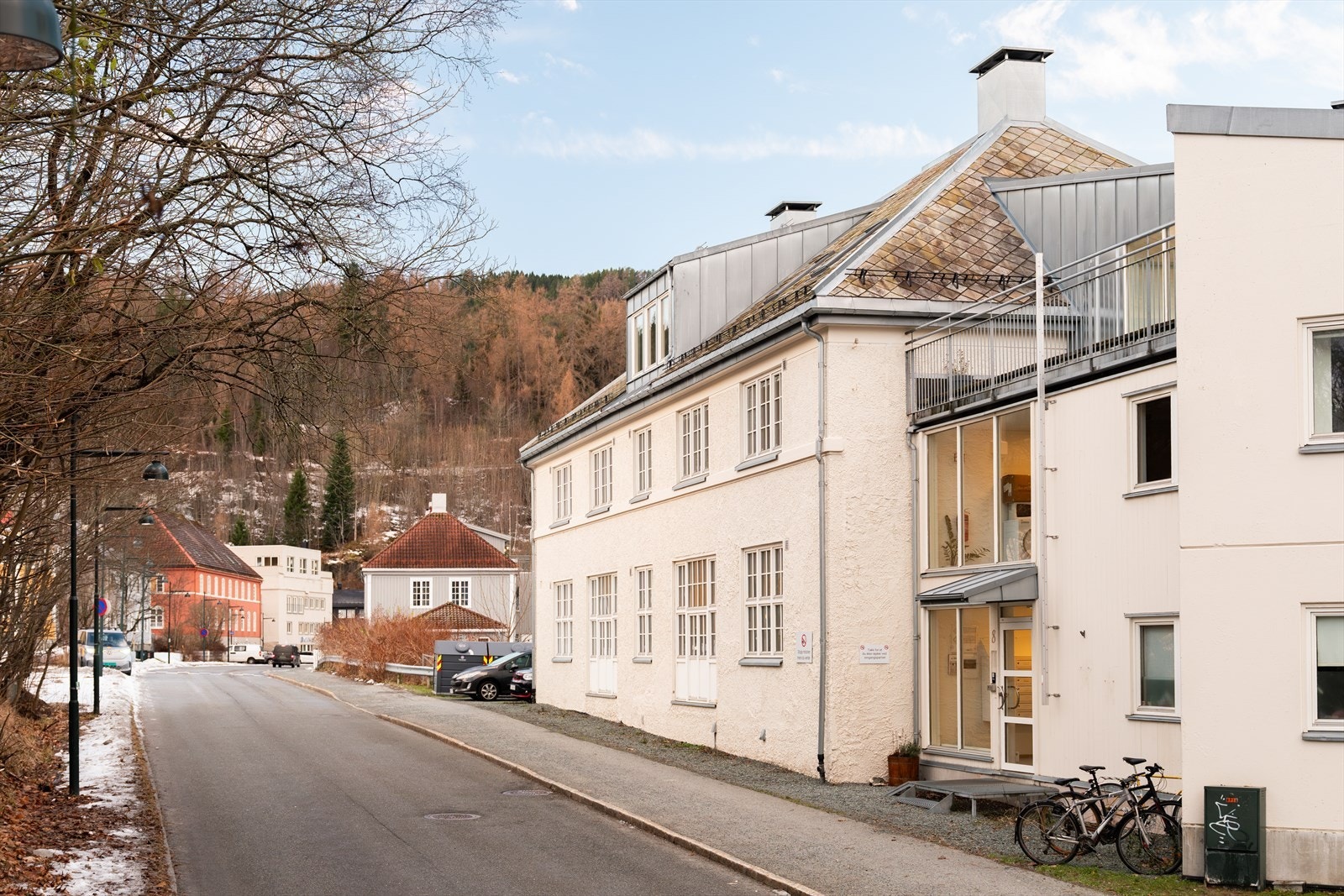 Nærmeste busstopp er Bynesveien 16 som er ca. 200m unna. Galleribilde