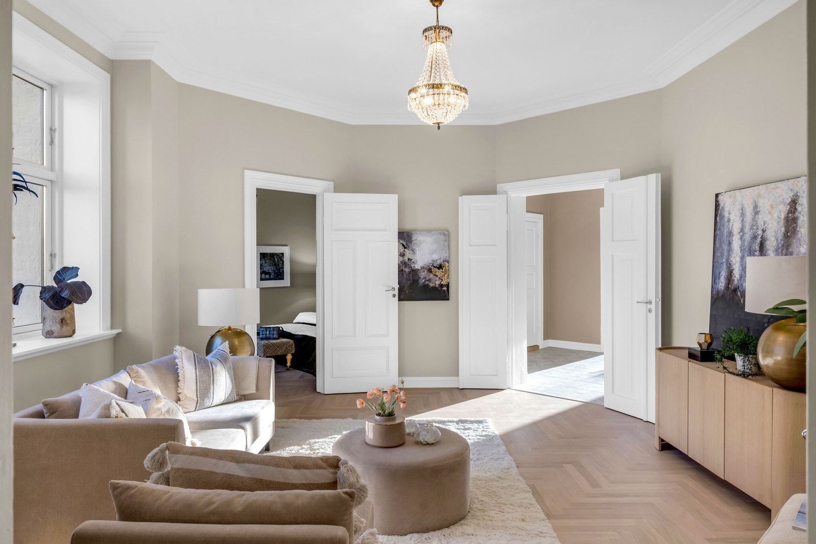 Boligen har tre stuer, hall og to soverom. Galleribilde