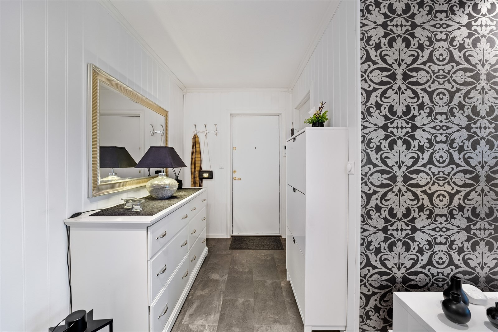 Entrè med god plass til å henge fra seg yttertøyet. Galleribilde