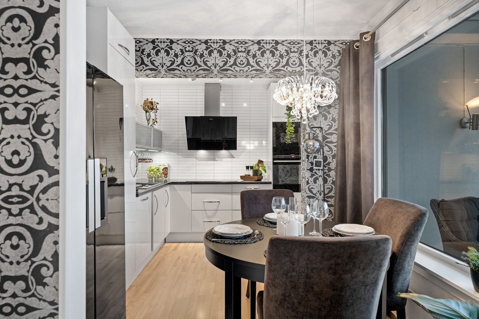 Kjøkken med lys innredning og laminert benkeplate. Galleribilde