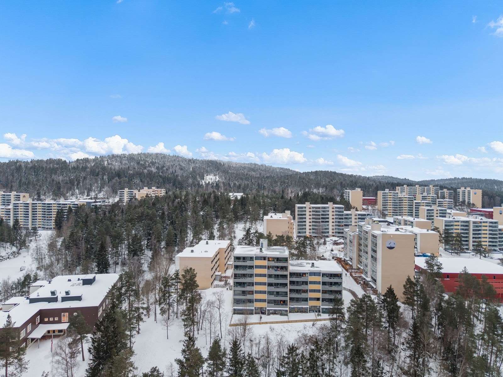 Her har du en attraktiv beliggenhet på Romsås med nærhet til skole, barnehage, marka, kollektiv transport butikker m.m Galleribilde
