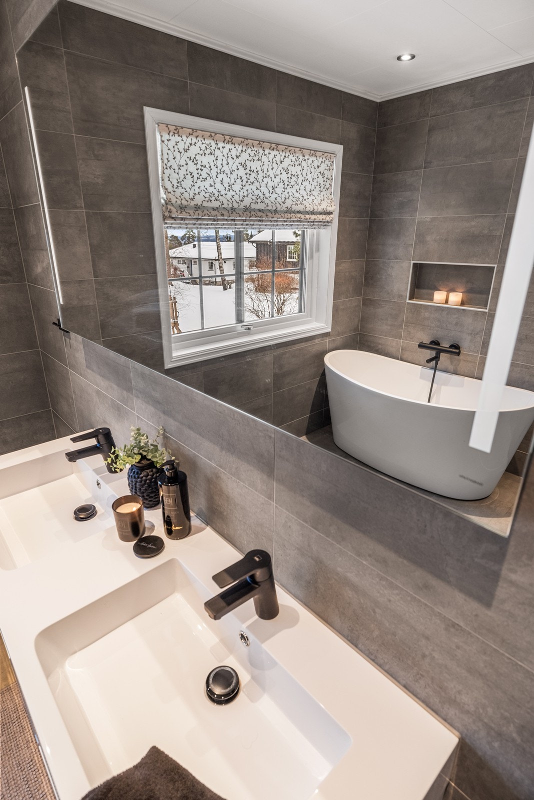 To nedfelte servanter med overhengende speil gir funksjonelt baderom. Galleribilde