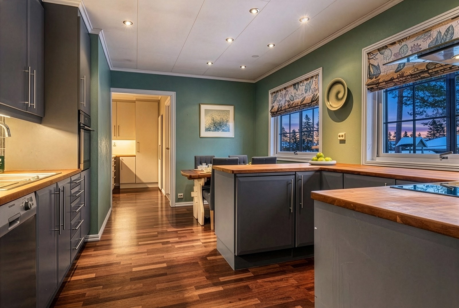 Romslig kjøkken med mye skap og benkeplass. Galleribilde