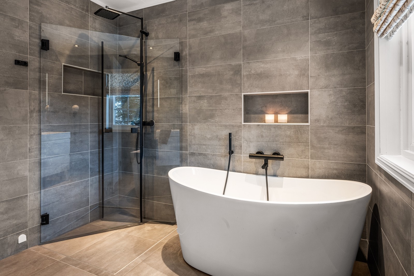 Delikat og tidløst bad med flislagte overflater og elektriske varmekabler. Galleribilde