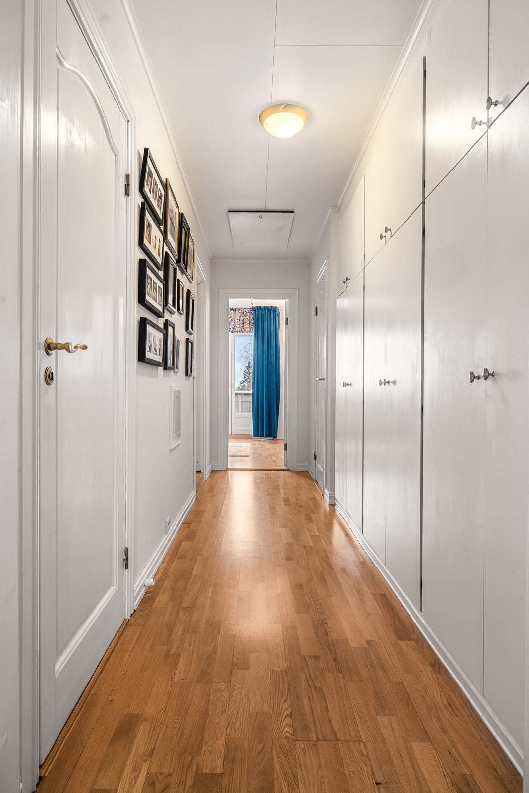 Lang gang med god oppbevaringsplass i form av skap langs veggen. Galleribilde