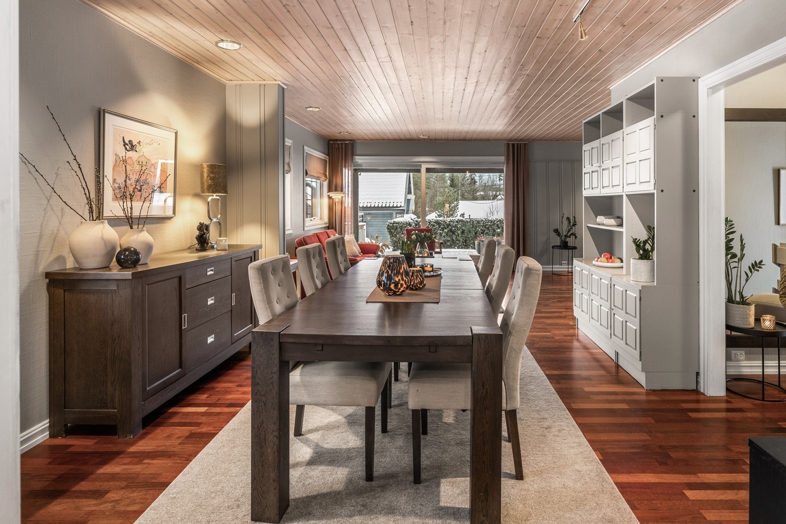 Store vindusflater gir rikelig med naturlig lys til spiseområdet. Galleribilde