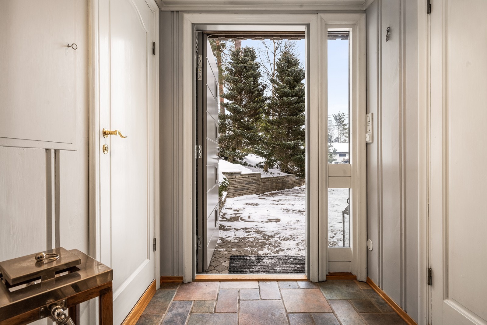 Flislagt gulv gir en robust og lettstelt entré. Utgang til hageområdet gir enkel tilgang til uteområdet. Galleribilde