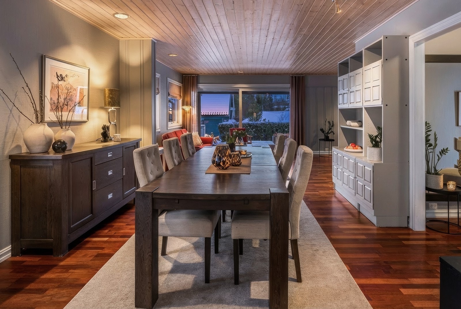 Spisestuen har åpen forbindelse til stuen, som gir god romfølelse. Galleribilde