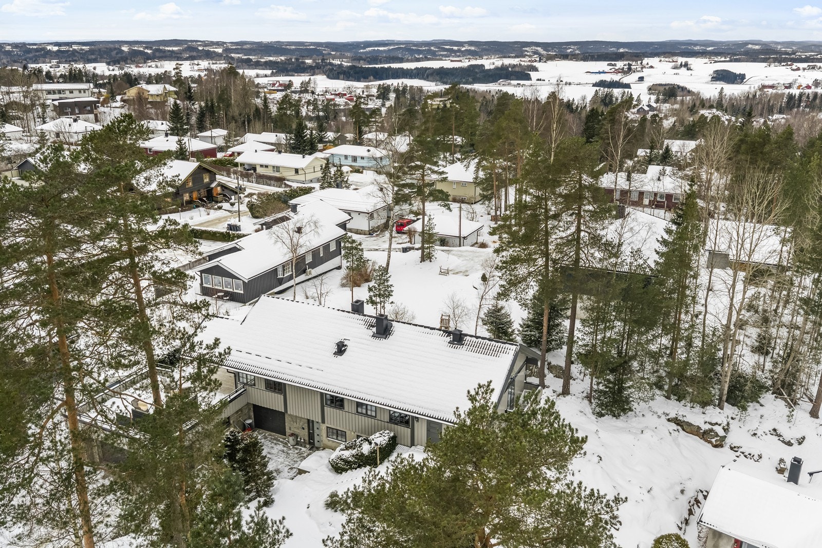 Boligen er omgitt av en eiet tomt på 1 319,8 m2, med kupert terreng og frodig vegetasjon. Galleribilde