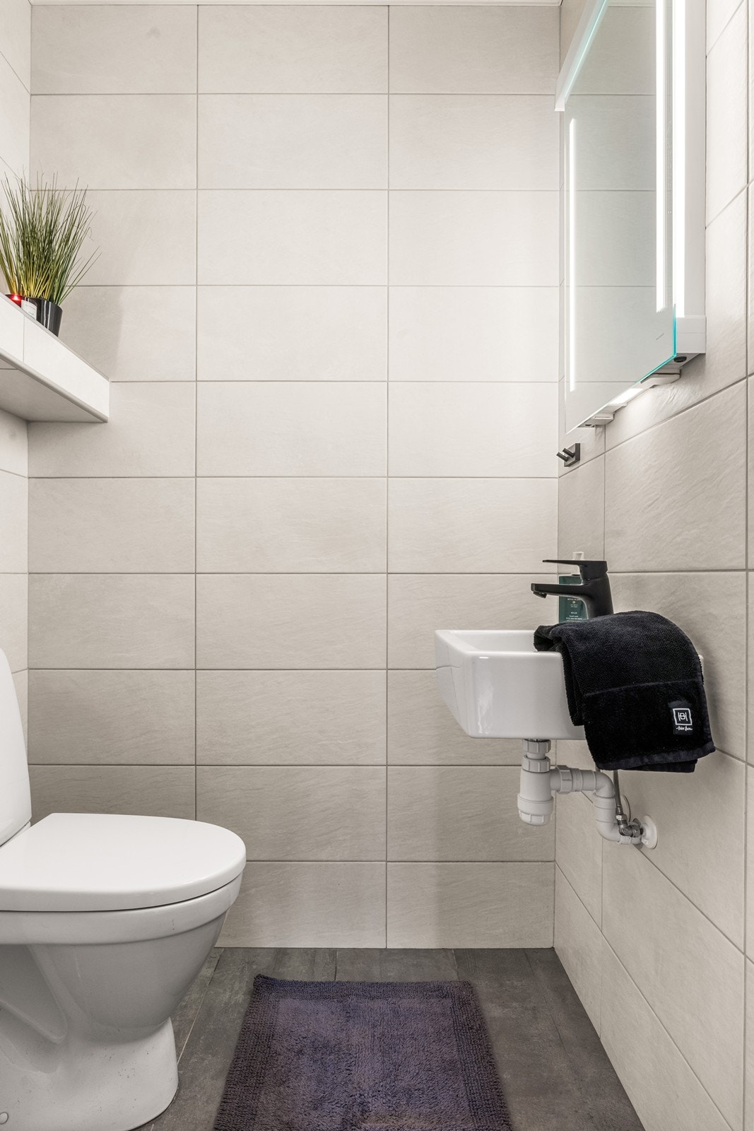 Toalettrommet i 1. etasje har flislagte overflater og elektriske varmekabler i gulvet. Galleribilde