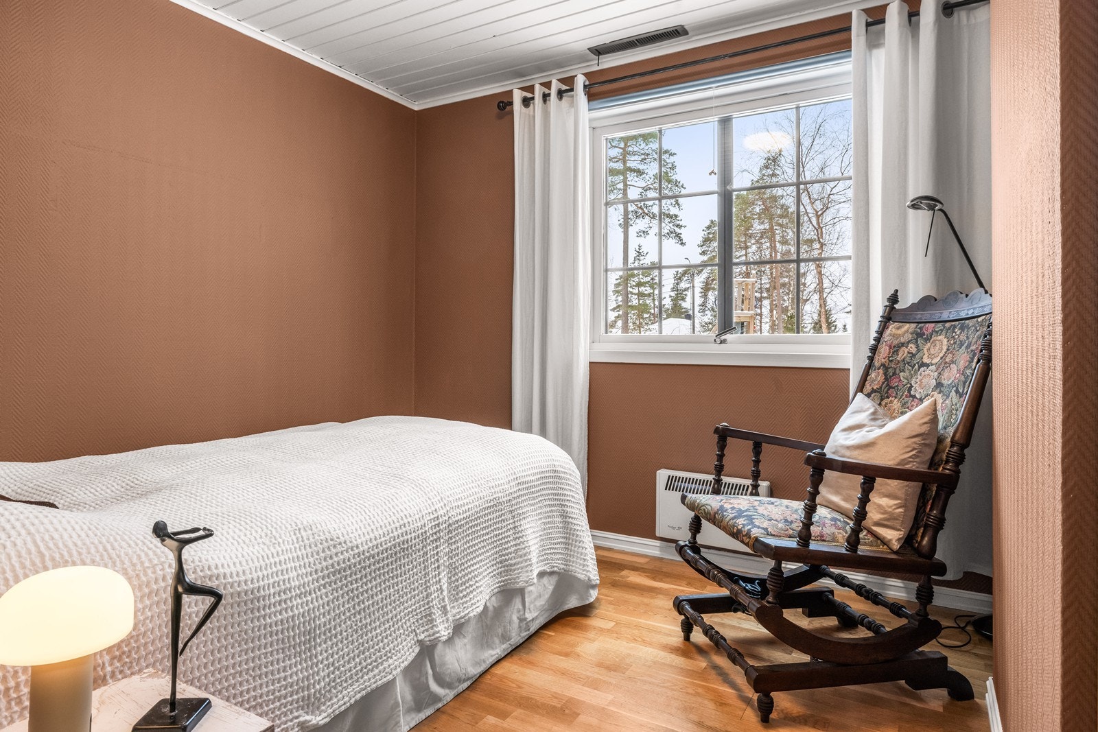 Rommet har parkettgulv og malte vegger, samt panel i himling. Galleribilde