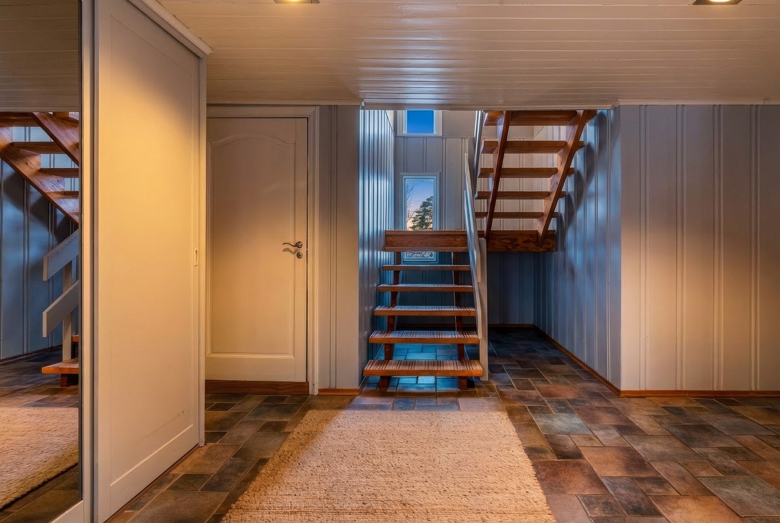 Trappen i tre gir en naturlig overgang mellom etasjene. Galleribilde