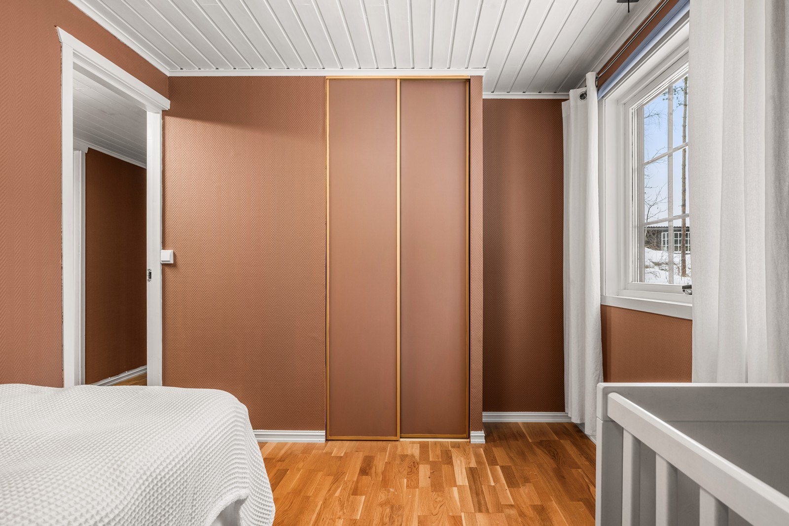 Skyvedørsgarderobe gir effektiv oppbevaringsløsning. Galleribilde