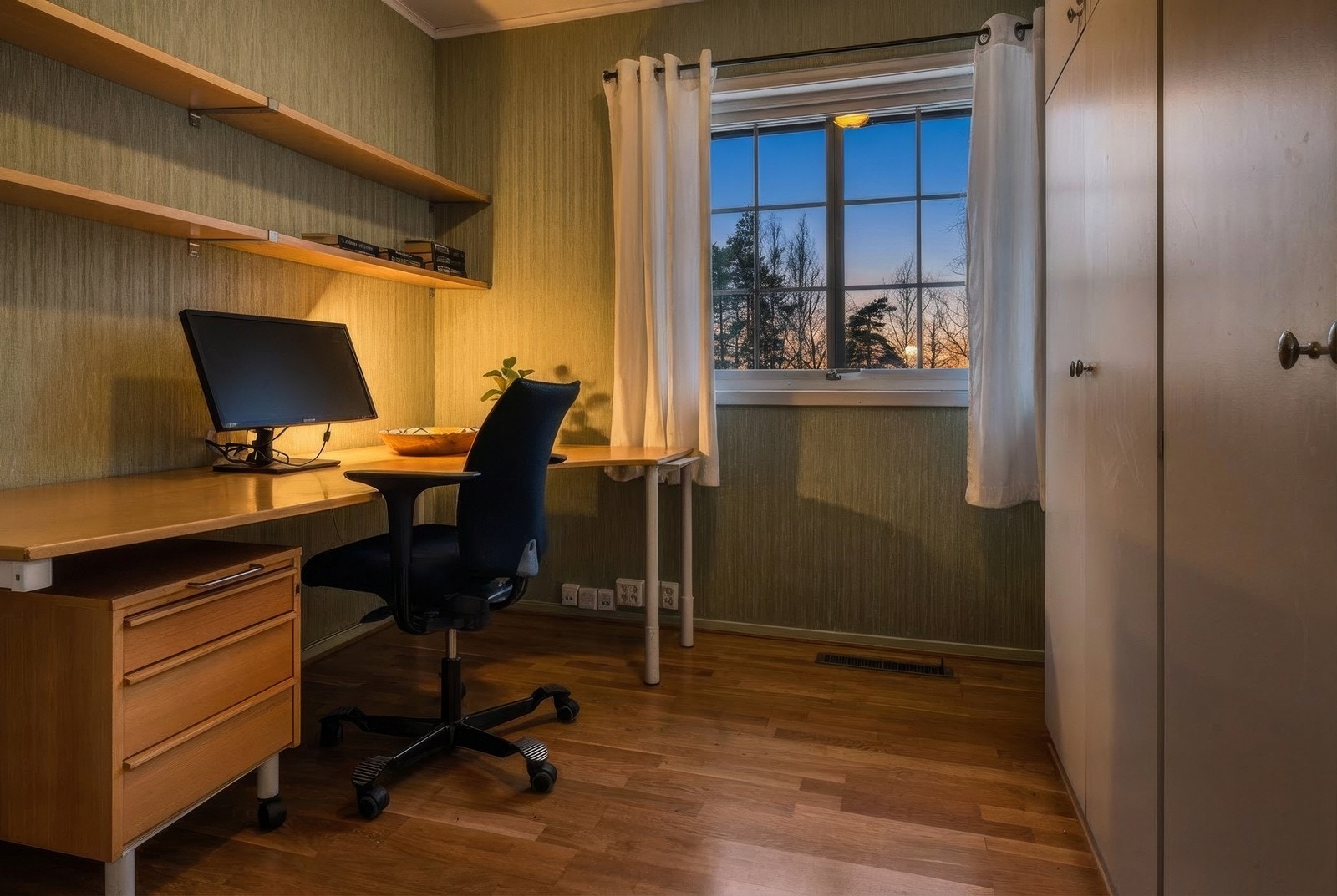 Store vindusflater gir utsyn mot grøntområde. Galleribilde