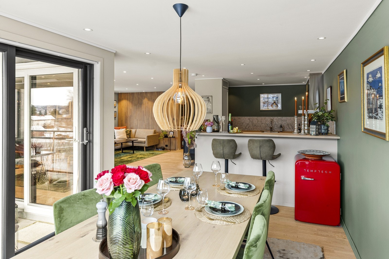 Spisestue i tilknytning til kjøkkenet Galleribilde