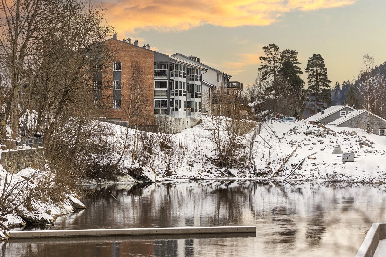 Eiendommen har en flott beliggenhet med tilknytning til sentrum, samtidig som det er flott utsikt ned til Øymarksjøen.
Foto: Fotoetcetera AS Galleribilde