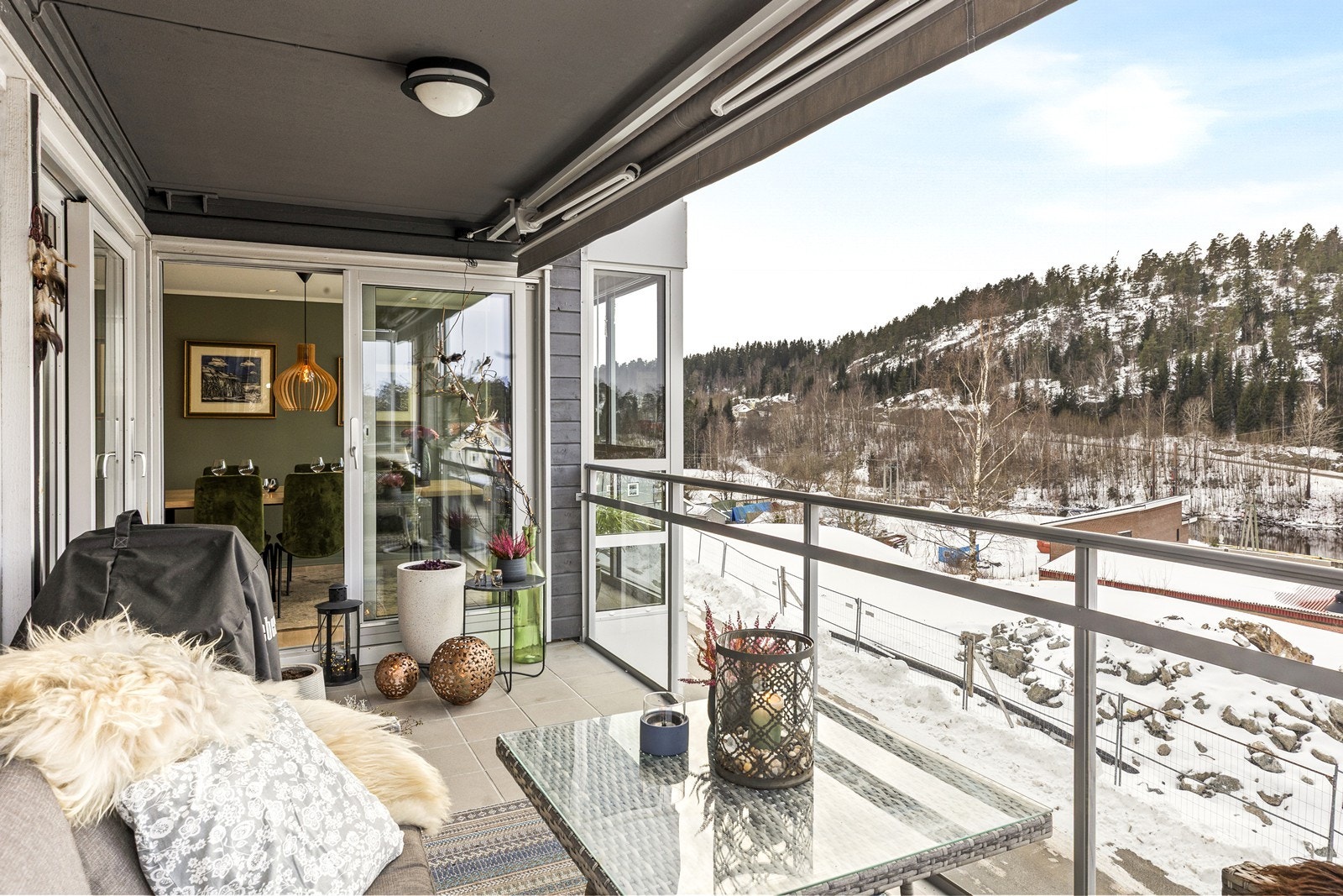 Verandaen er på 11 kvm og takoverbygget. Her finnes belysning, stikkontakt og motorisert markise. Galleribilde