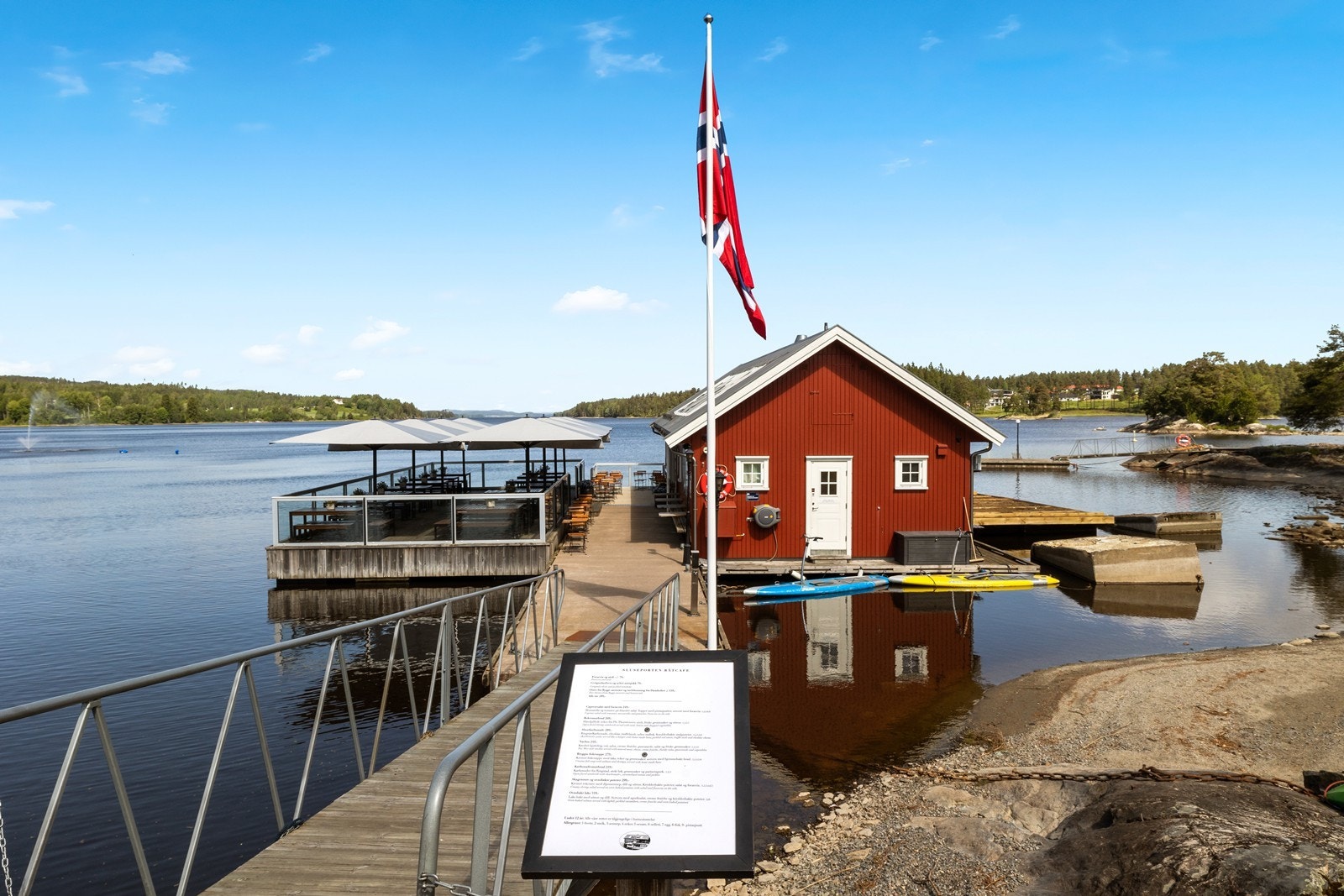 Båtcafeén - her er det deilig mat og yrende liv på sommeren. Galleribilde