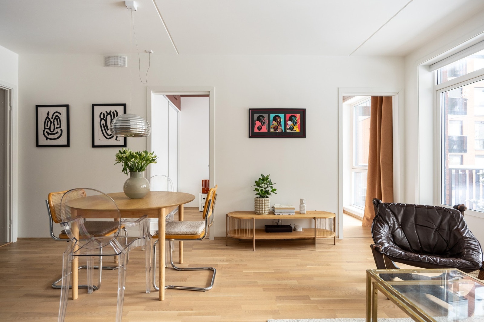 Vannbåren varme til baderomsgulv og radiator plassert i stue/kjøkken. Galleribilde