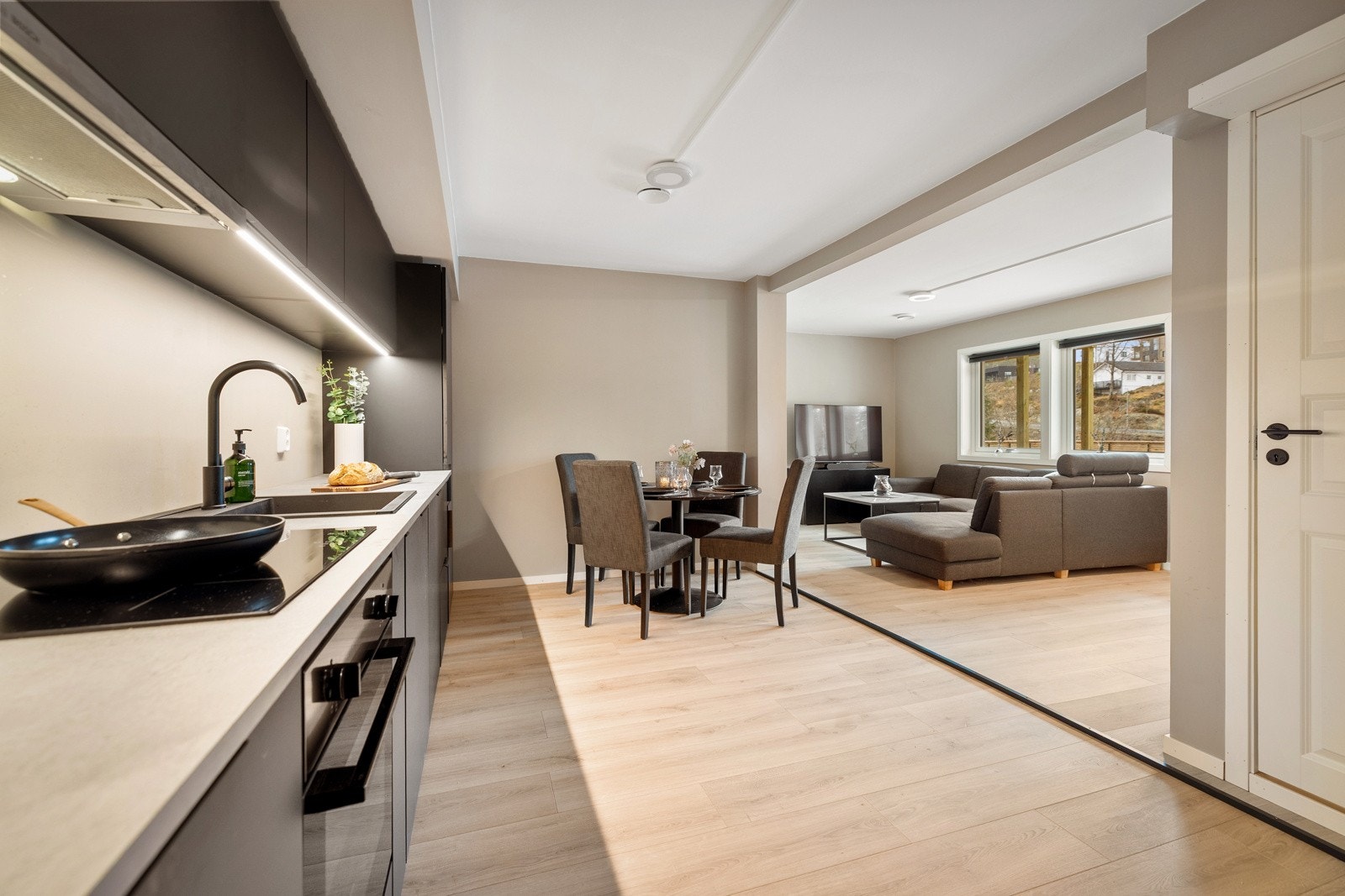 Åpen kjøkken- og stueløsning Galleribilde