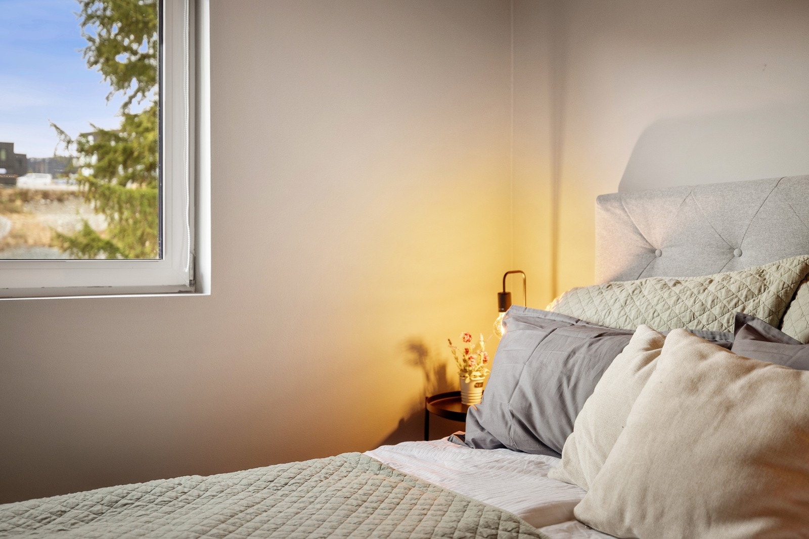 Rommet er malt i behagelige og tidløse fargetoner Galleribilde