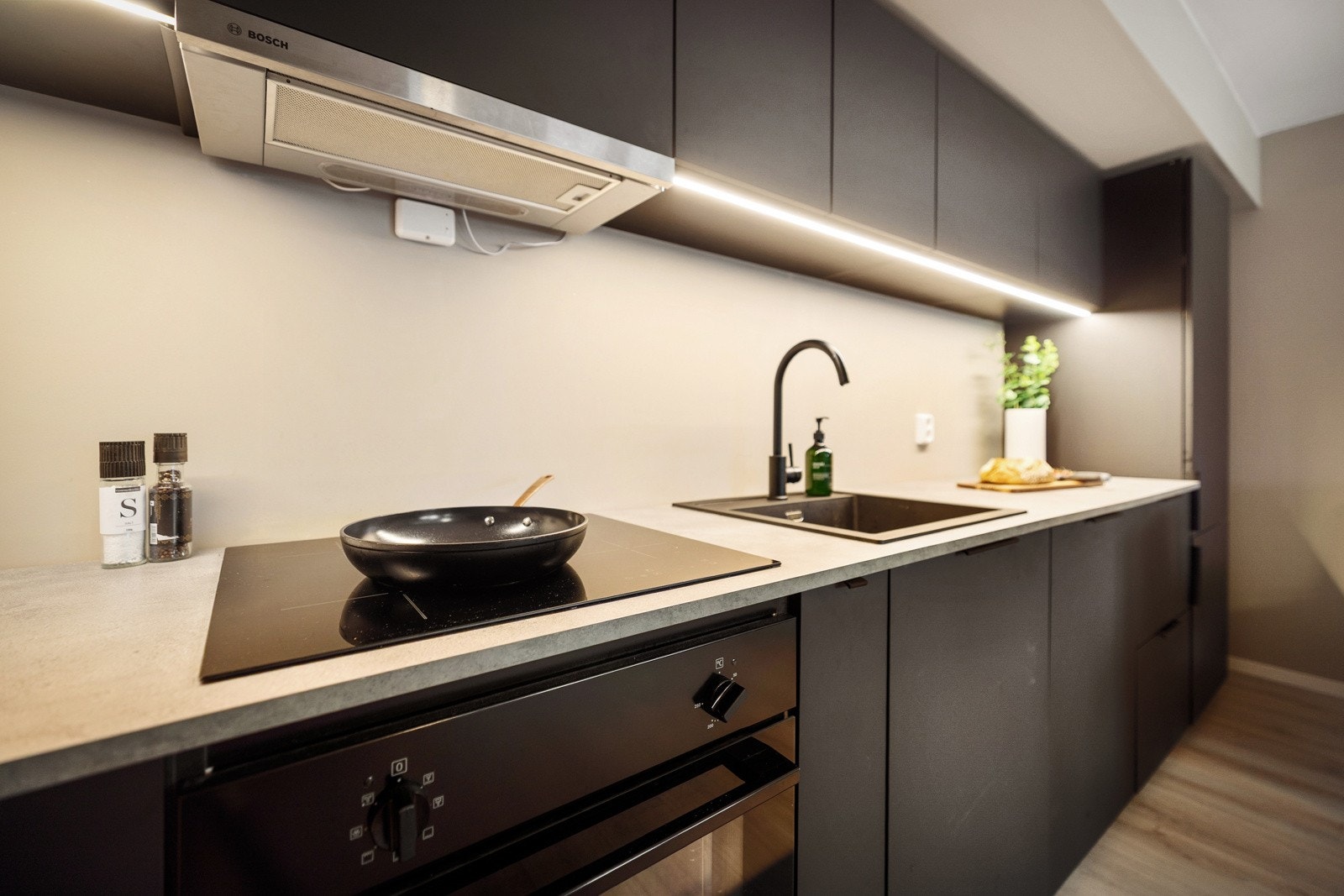 Kjøkkenet har benkeplate av laminat og innredet med glatte fronter Galleribilde