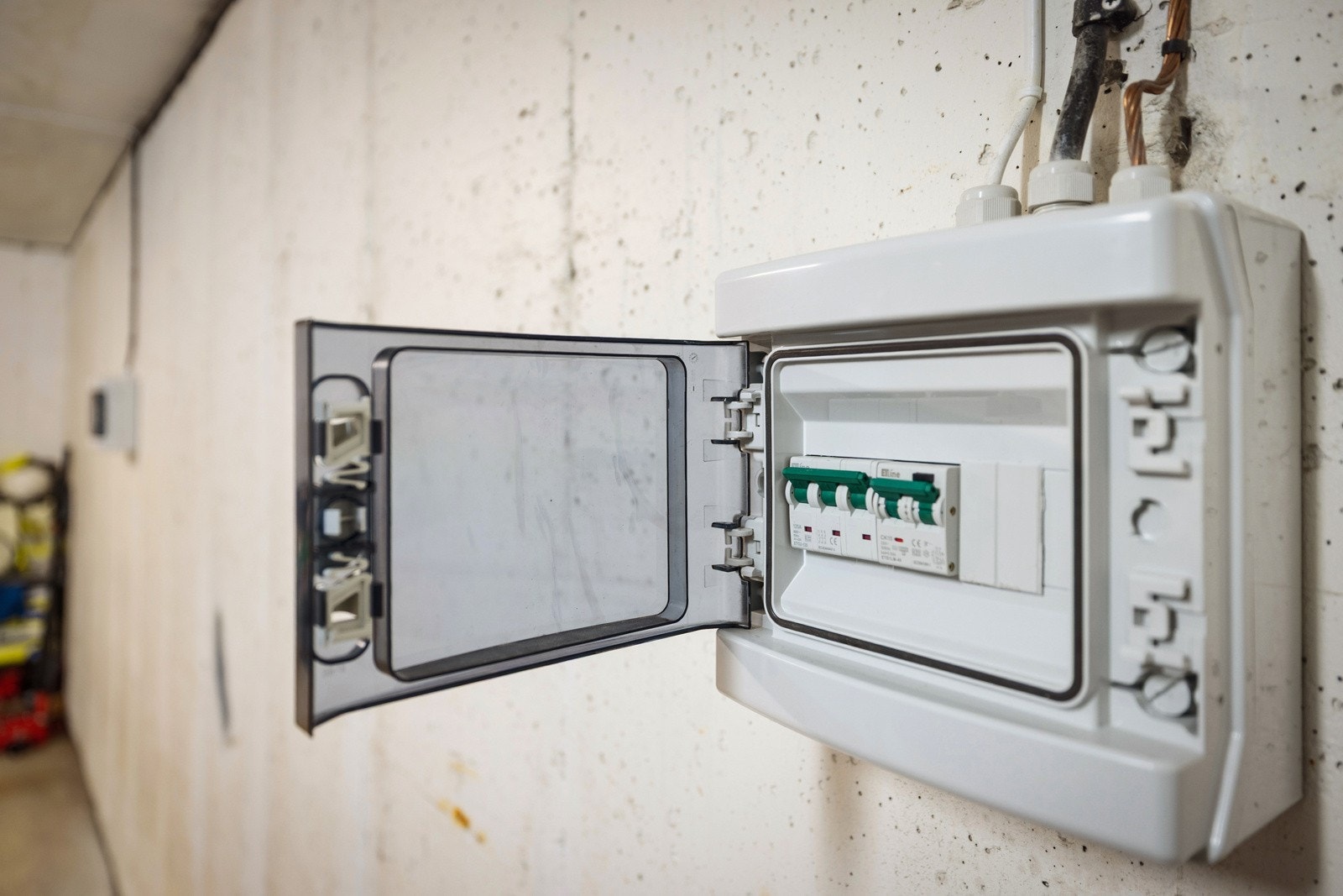 Garasjen er felles og benyttes av begge boenheter. Galleribilde