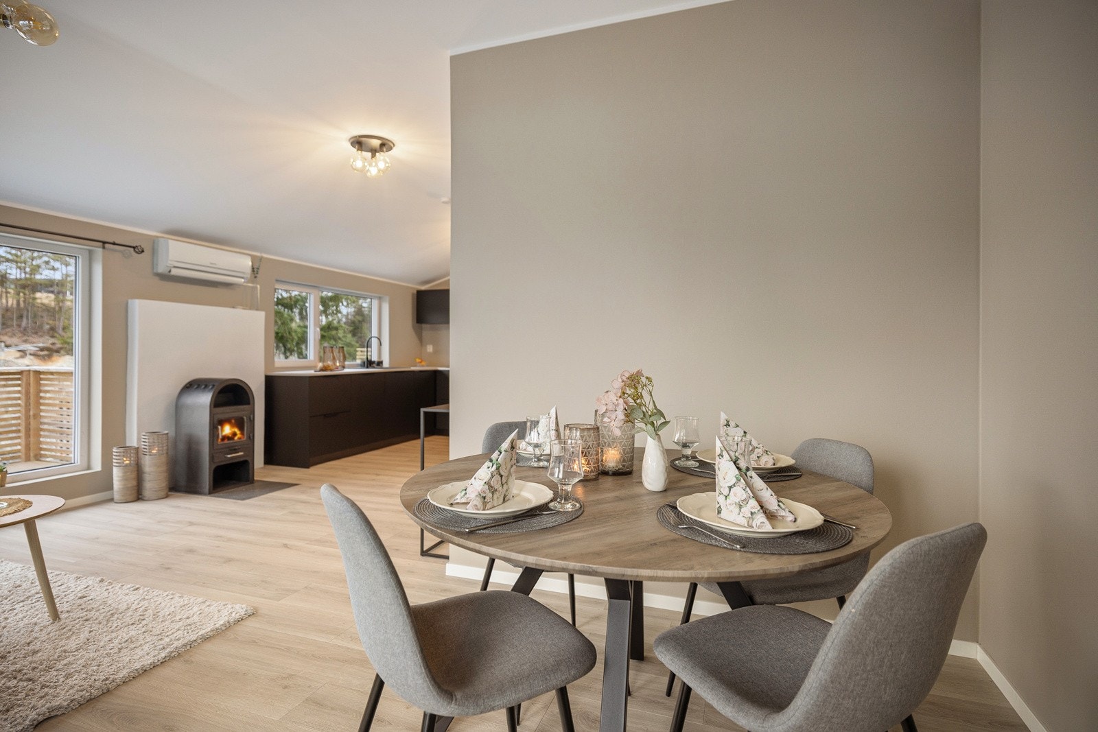 Av overflater er det laminatgulv og lysmalte plater. Galleribilde