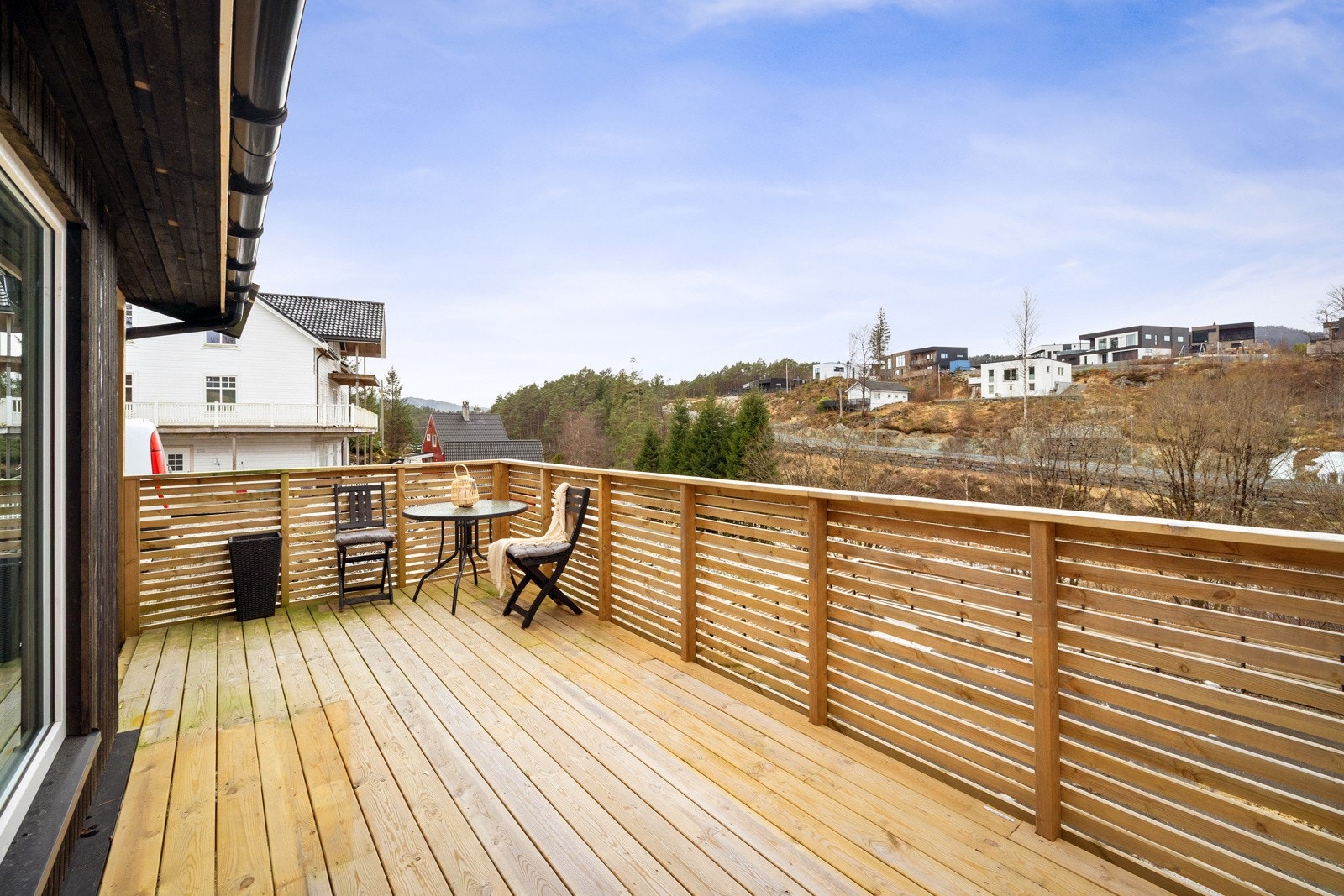 Terrassen er på romslige 33 kvm. Her kan man samle venneflokken eller storfamilien. Galleribilde