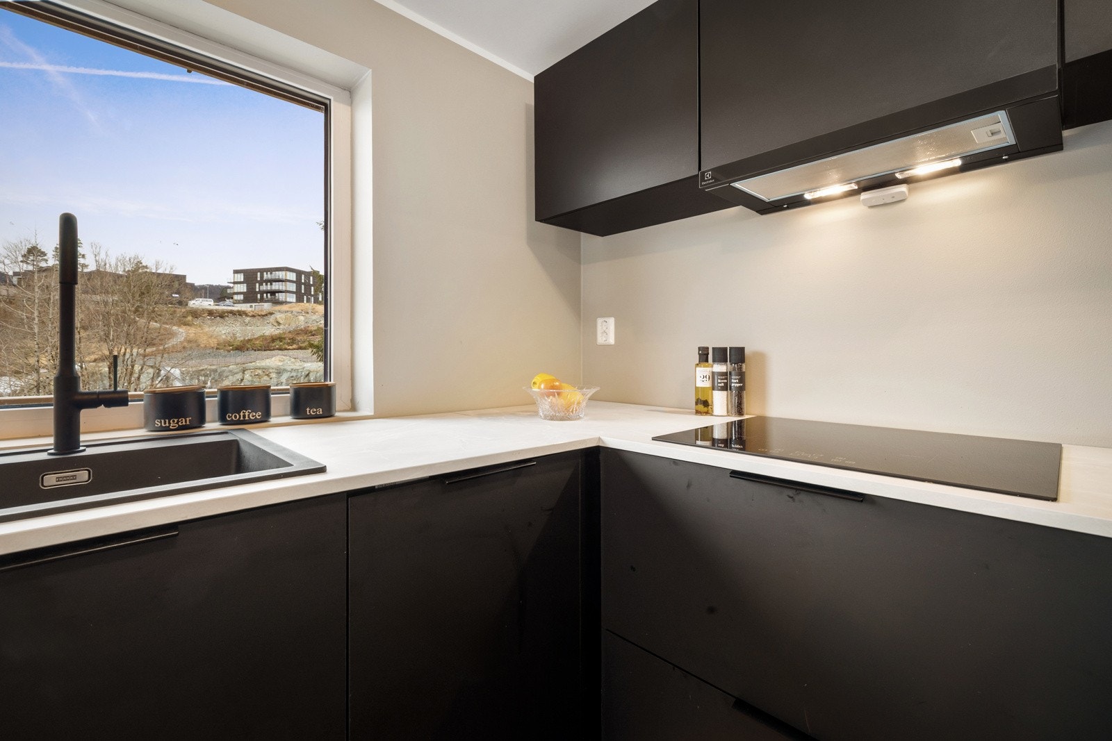 Kjøkkenet er innredet med glatte fronter og benkeplate av laminat Galleribilde