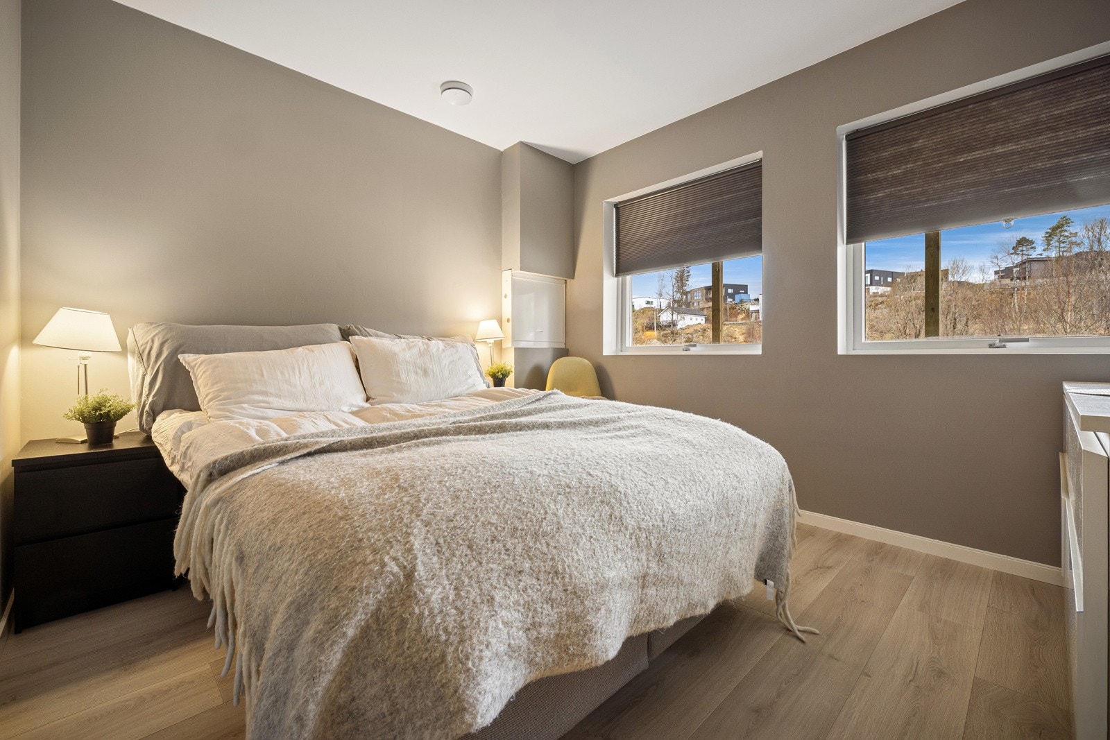 Soverommet er på 9,2 kvm og har plass til både dobbelseng og kommoder/klesskap Galleribilde