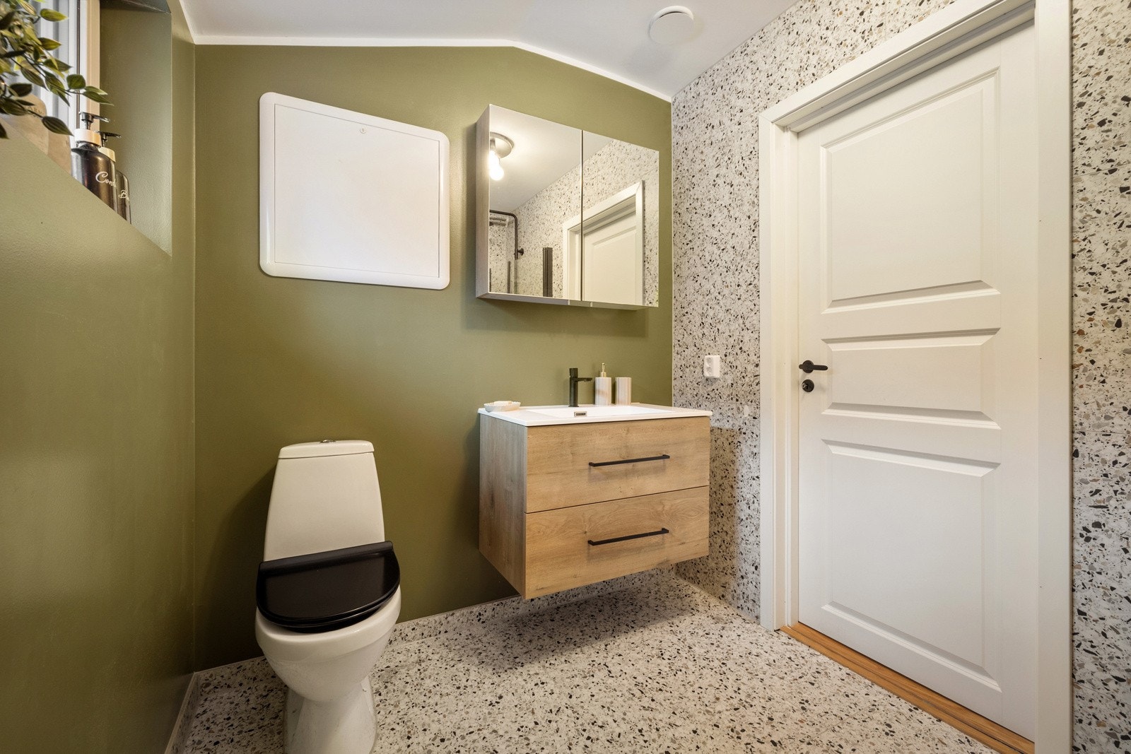 Rommet er innredet med nedfelt servant, toalett, dusjevegger/hjøre og opplegg for vaskemaskin. Galleribilde