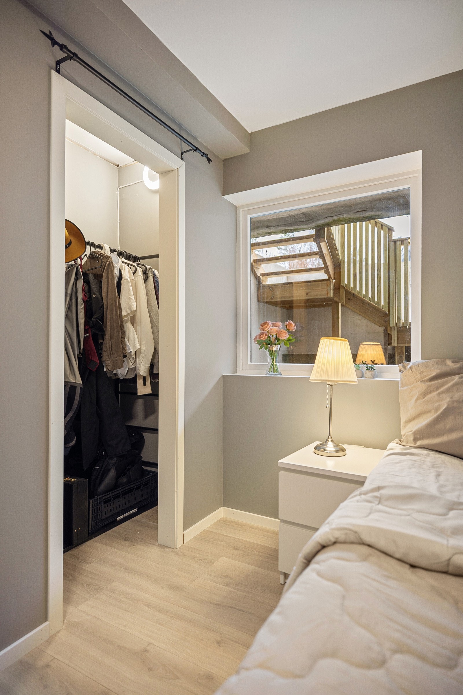 God plass til oppbevaring og kan benyttes som både et ekstra soverom eller til hjemmekontor Galleribilde