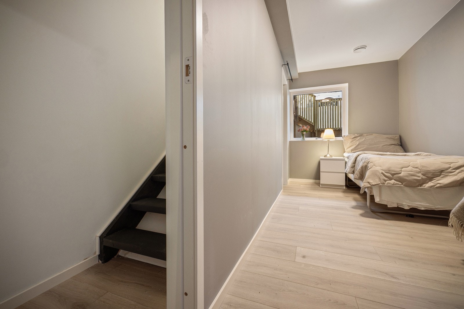 Fra 1.etg er det trapp ned til soverom og bod Galleribilde
