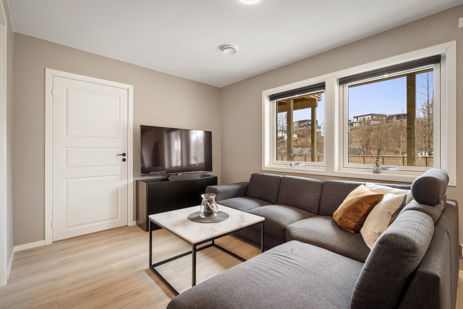 Godt med lys i stuen, og plass til stor sofa om det er ønskelig Galleribilde