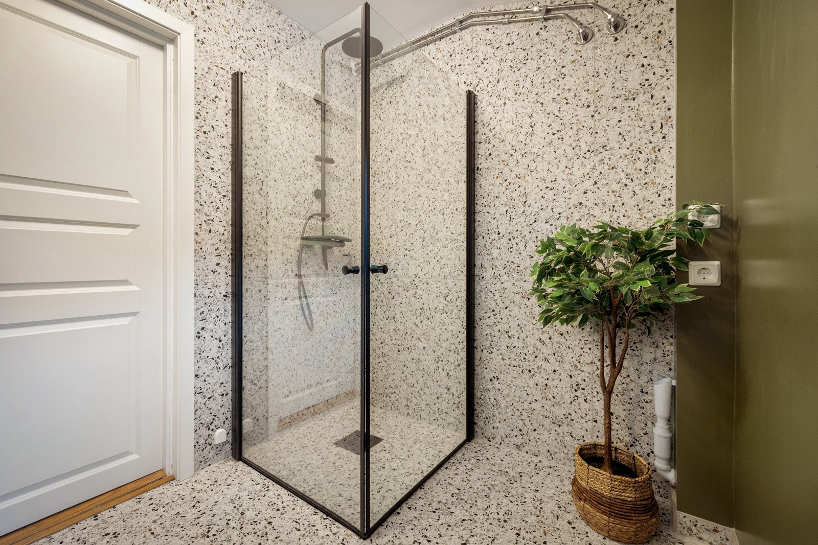 Badet har fliser på gulv og deler av vegg. Det er elektriske varmekabler i gulv. Galleribilde