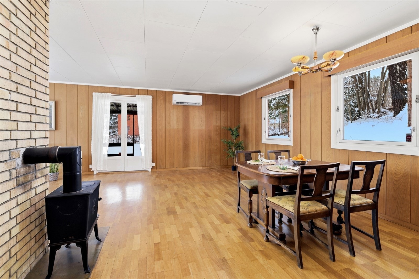 Ildstedet er plassert sentralt i rommet. Galleribilde