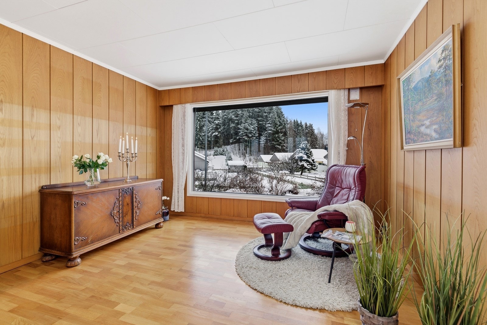 Fra stuevinduet har man utsyn over hagen og nærområdet. Galleribilde