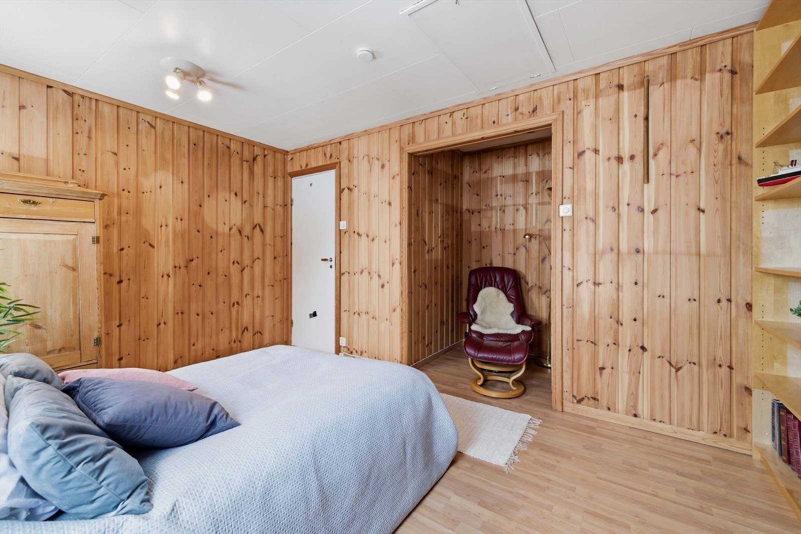 Rommet har en praktisk nisje som kan innredes som en liten lesekrok eller arbeidsplass. Galleribilde