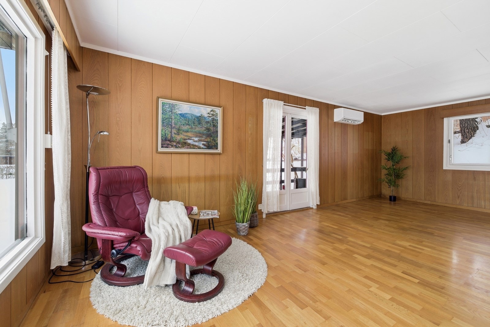 Stuen har store vindusflater som gir godt med naturlig lys. Galleribilde