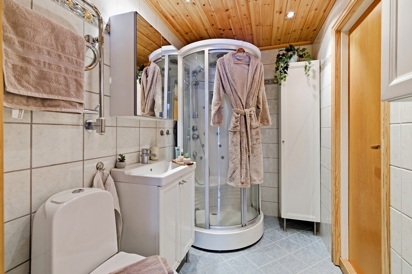 Badet ble oppgradert i 2005 og har fliser på gulv og vegger, samt dusjkabinett. Galleribilde