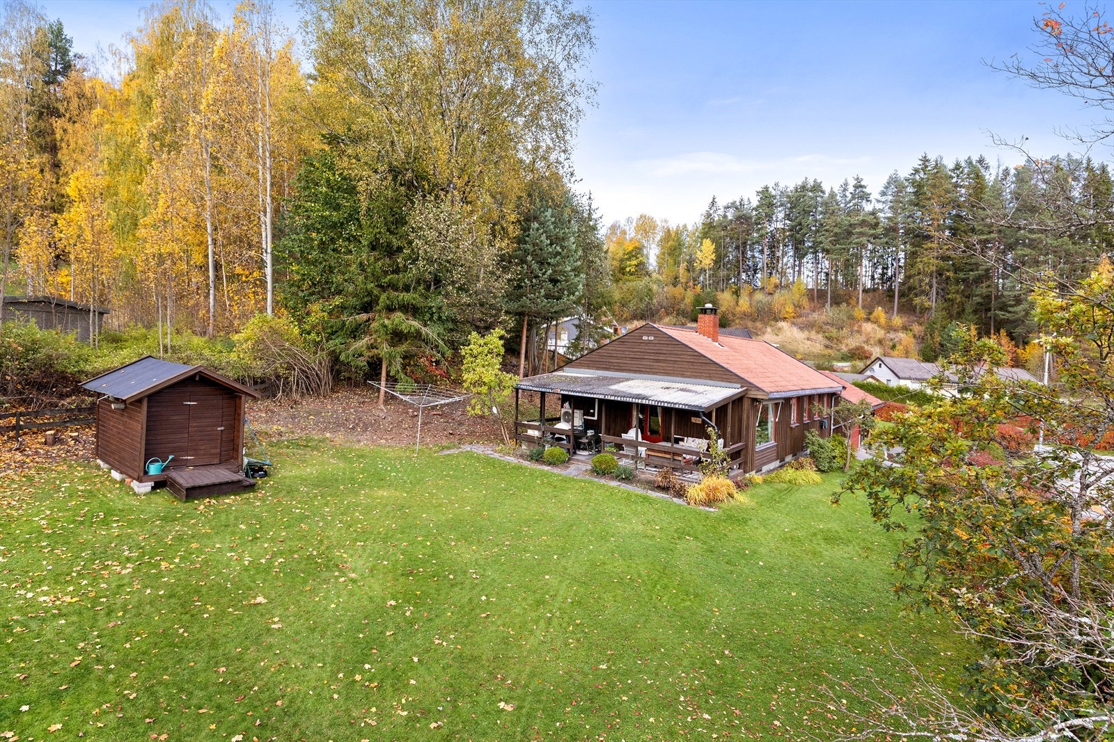 Den store hagen er opparbeidet med plen og beplantning. Galleribilde