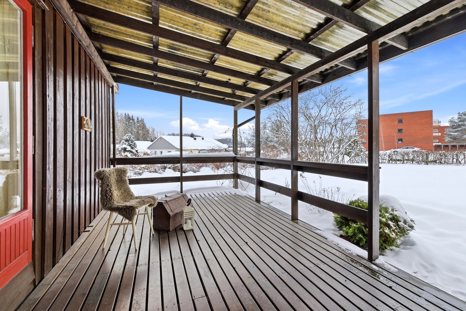 Terrassen har spaltegulv av terrassebord. Galleribilde