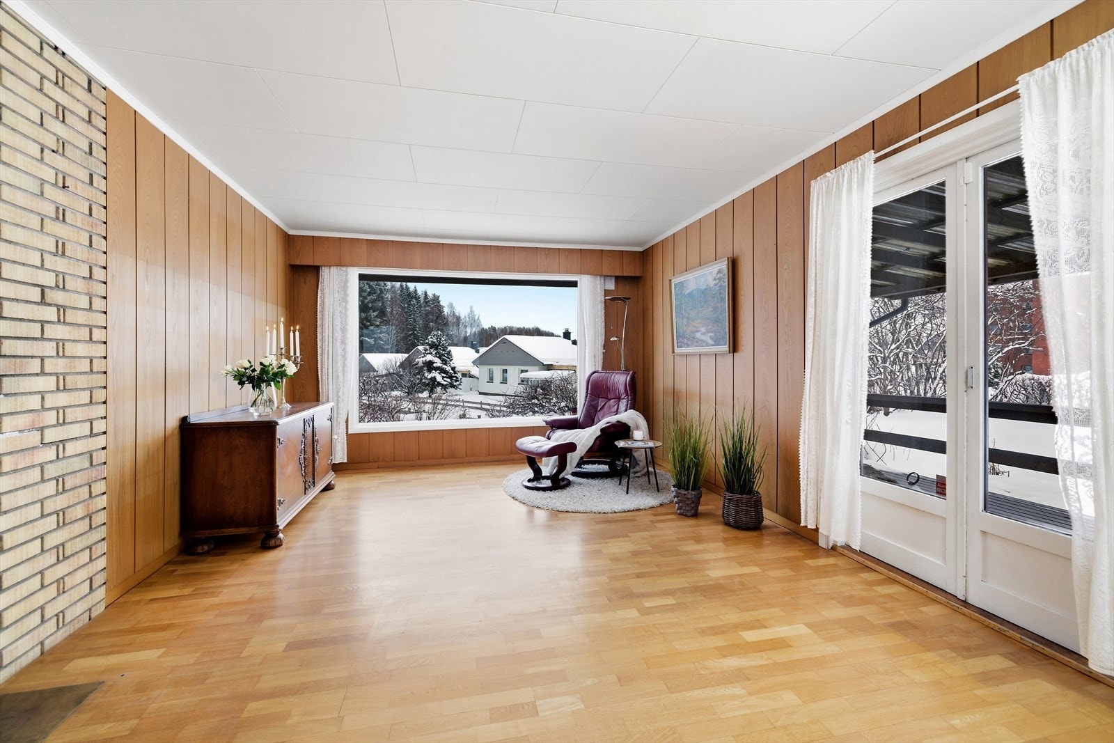 Fra stuen er det direkte utgang til terrassen gjennom en tofløyet dør. Galleribilde