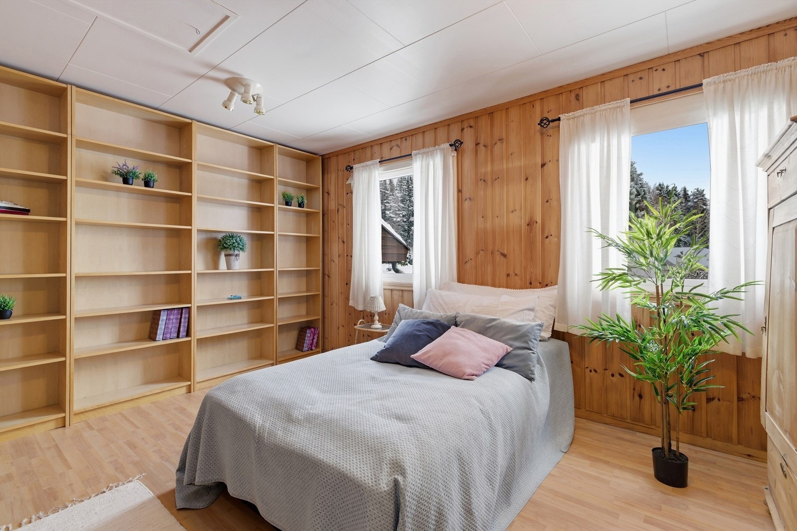 Hovedsoverommet er etablert ved sammenslåing av to tidligere rom, noe som gir en svært romslig løsning. Galleribilde