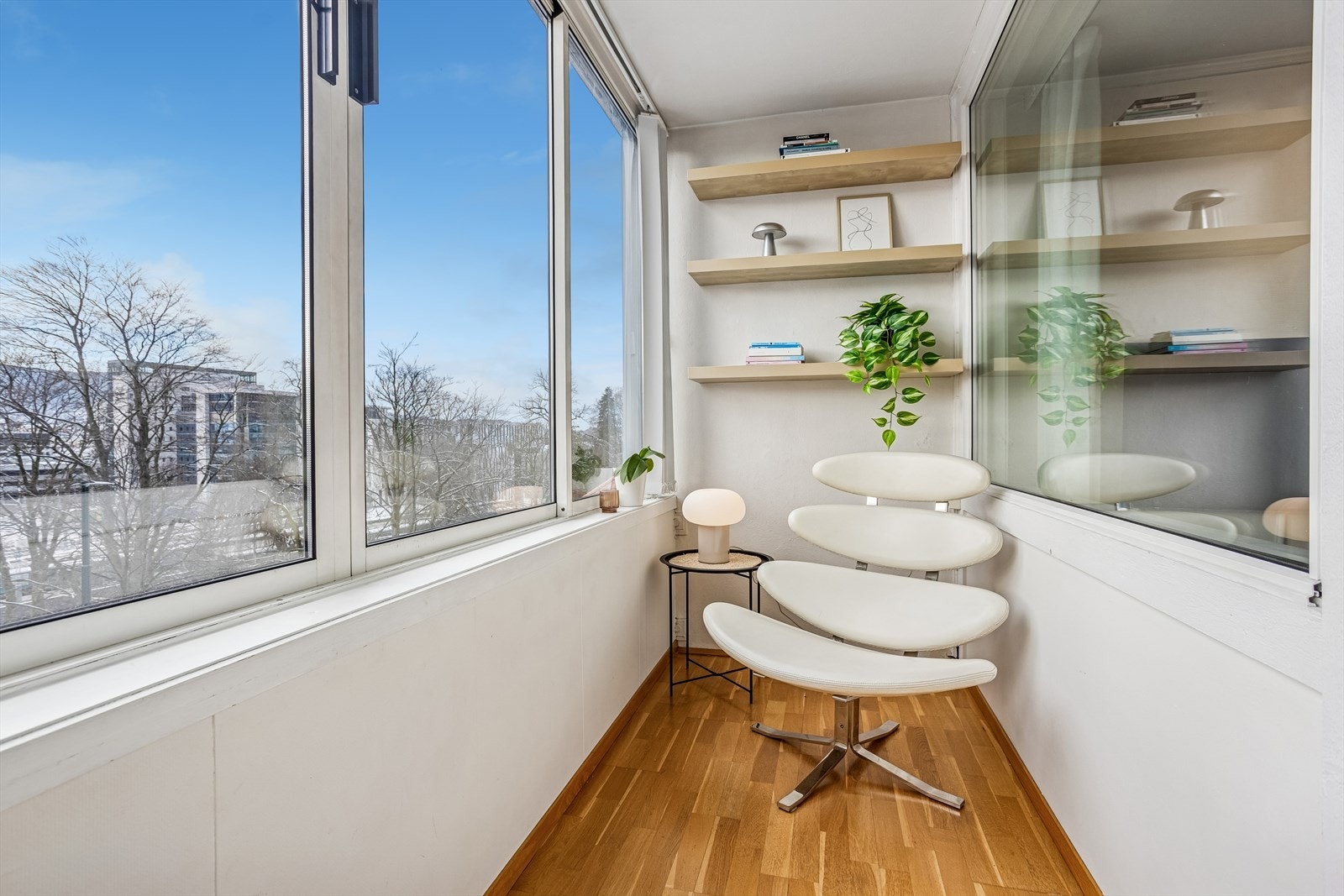 Den innglassede altanen på over 5 m² fungerer som et ekstra rom med mange bruksmuligheter. Galleribilde