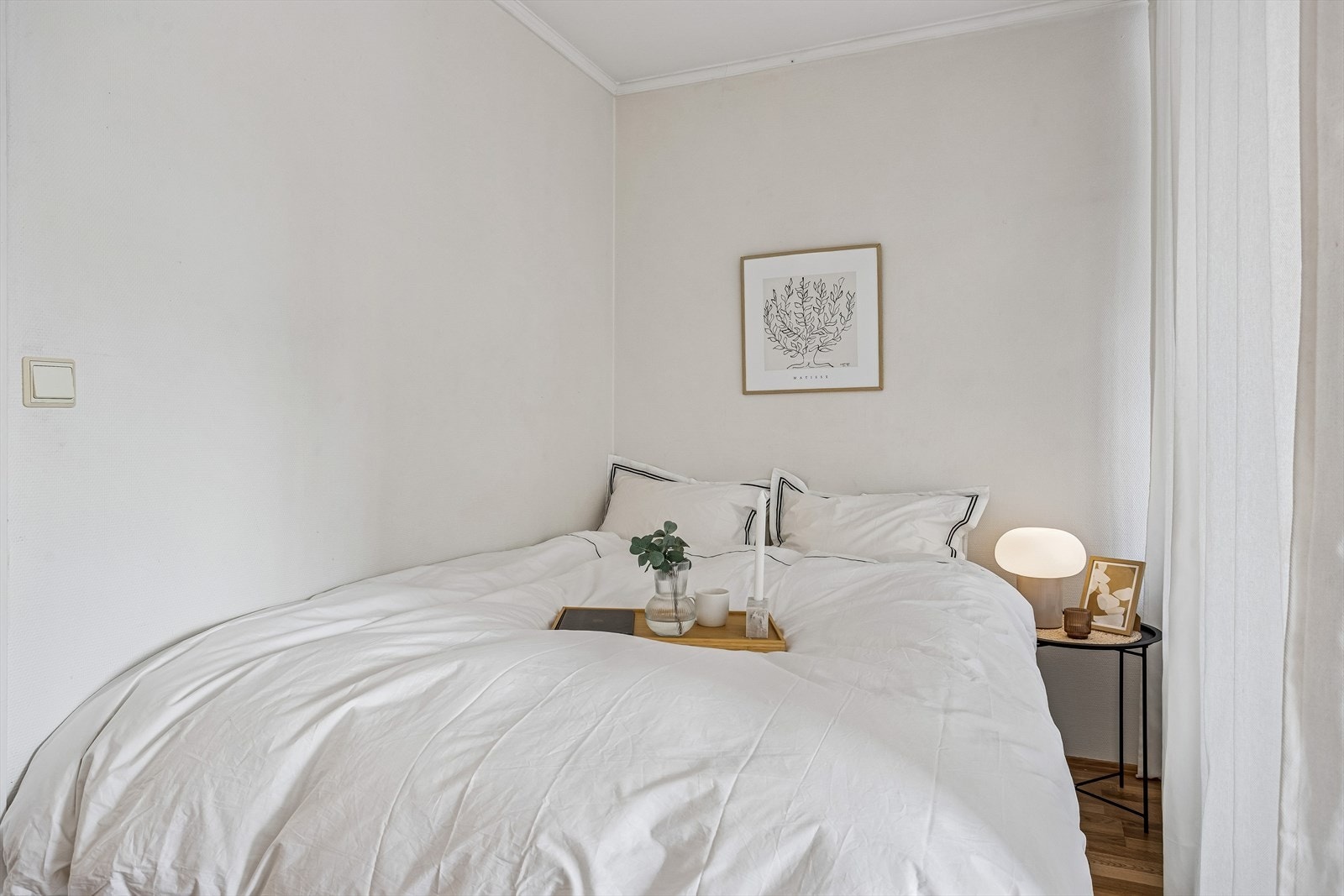 Sovealkoven er skjermet fra stuen og har plass til dobbeltseng. Galleribilde