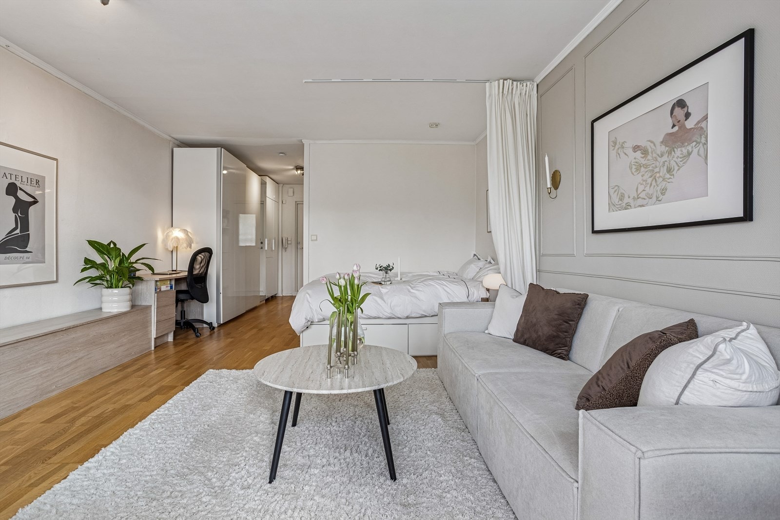 Det kombinerte stue- og sengeløsningen på ca. 20 m² gir fleksible møbleringsmuligheter. Galleribilde